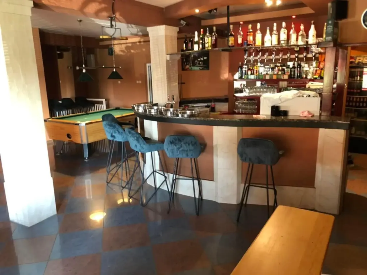 Caffe Bar Zona — kava, kokteli i mjesto susreta.